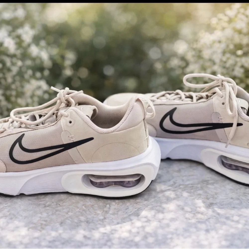 Nike Women's Air Max INTRLK Lite 10